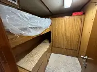 Tàu chở thủy thủ đoàn để bán