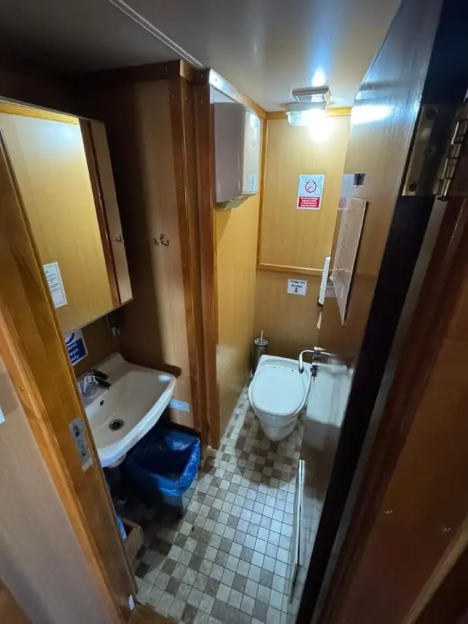 Tàu container để bán