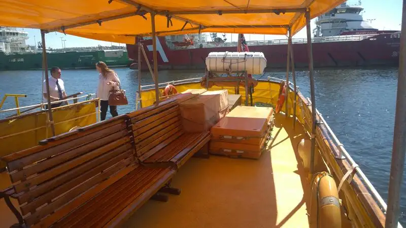 Tàu du lịch để bán