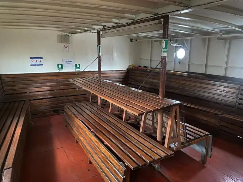 Tàu du lịch để bán