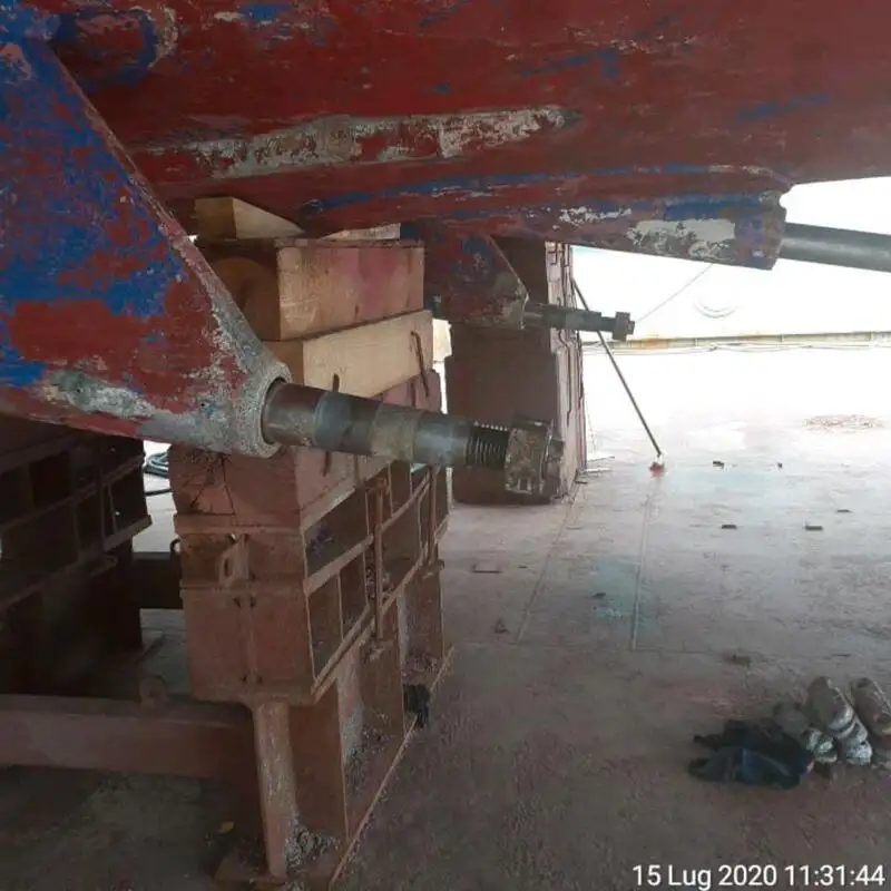 Tàu chở thủy thủ đoàn để bán