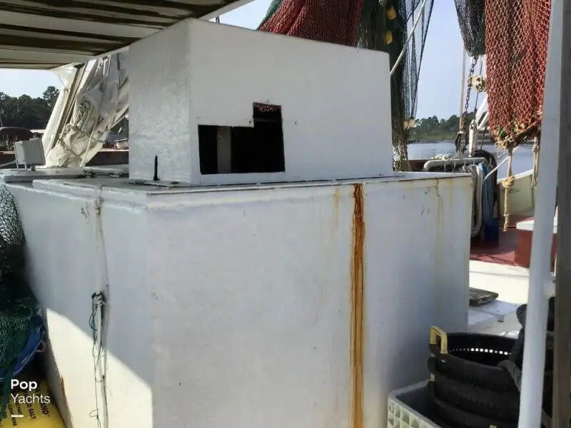 Tàu kéo lưới để bán
