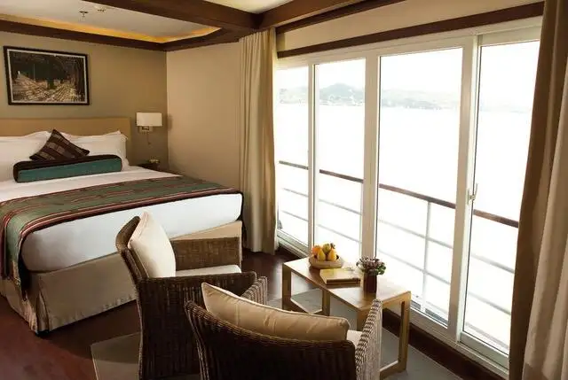 Tàu du lịch để bán