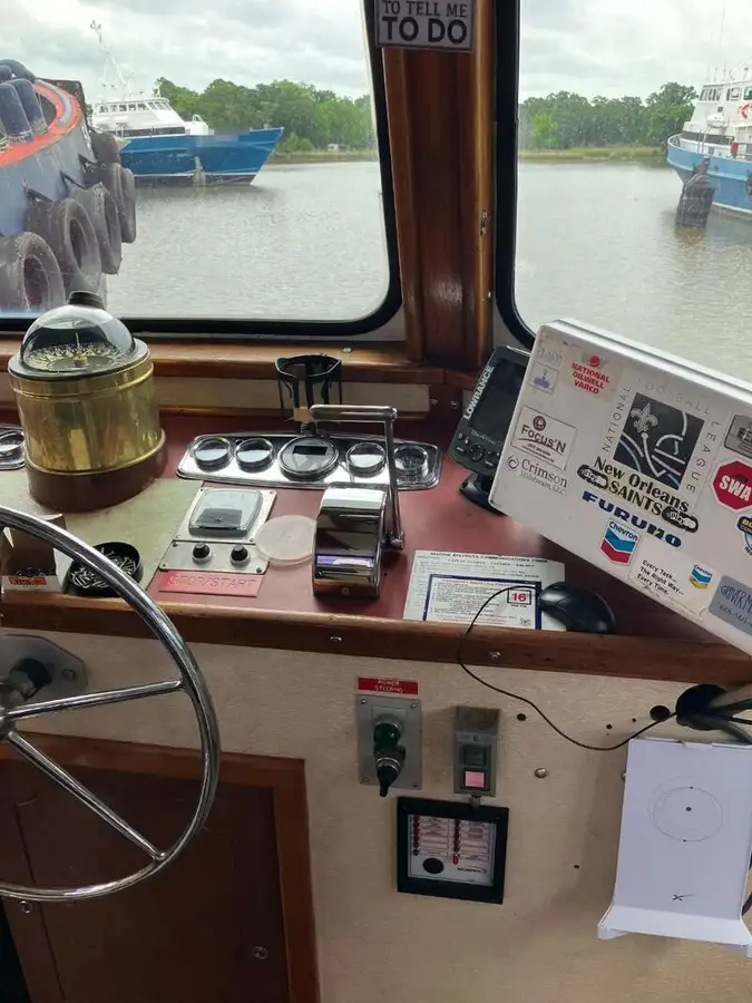 Tàu chở thủy thủ đoàn để bán