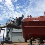 Tàu chở thủy thủ đoàn để bán