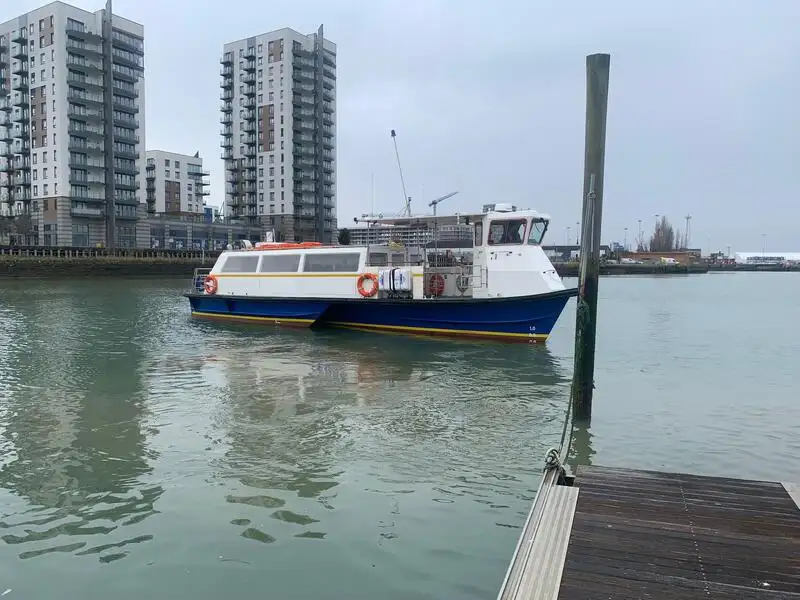 Tàu chở khách để bán