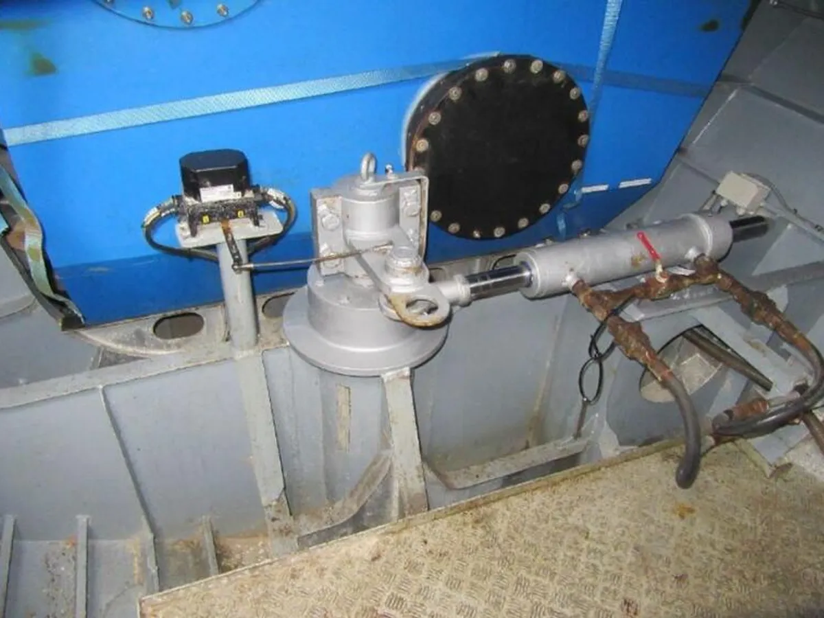 Tàu chở thủy thủ đoàn để bán
