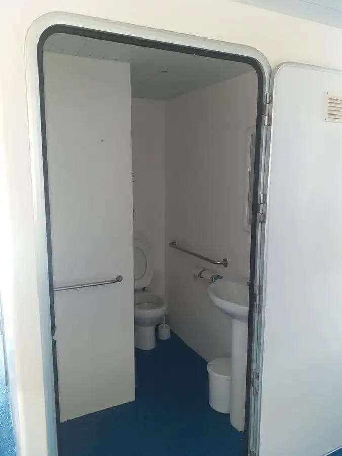 Tàu du lịch để bán