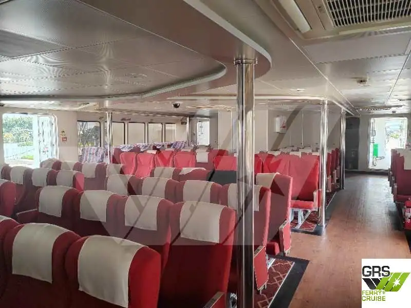 Tàu du lịch để bán