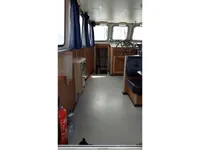 Tàu làm việc để bán