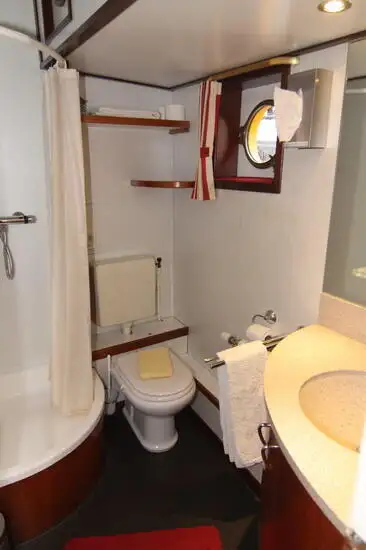 Tàu du lịch để bán