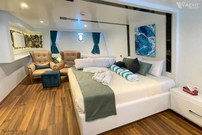 Tàu hỗ trợ lặn để bán