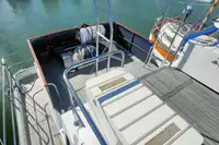 Tàu kéo lưới để bán