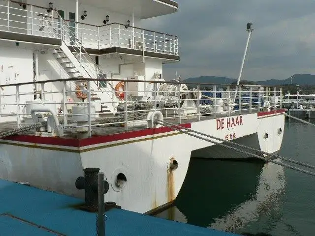 Tàu hai thân để bán