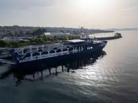 Tàu phà để bán