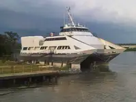 Tàu chở thủy thủ đoàn để bán