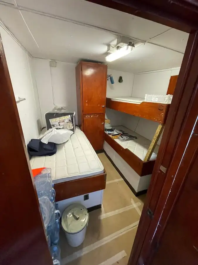 Tàu container để bán