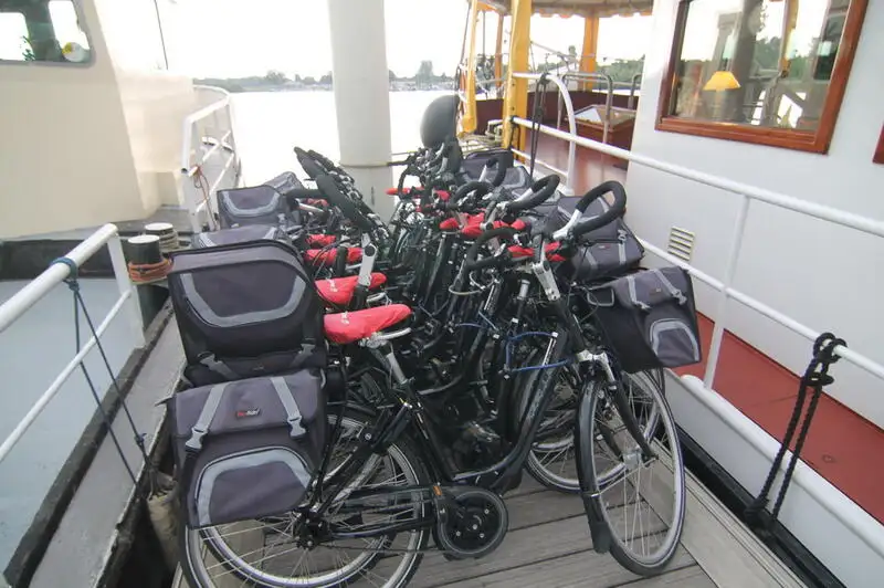 Tàu du lịch để bán