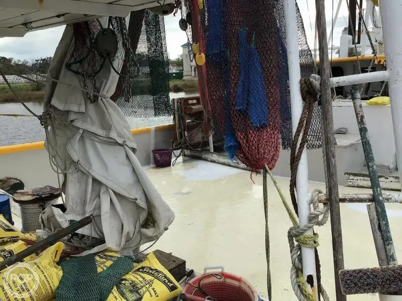Tàu kéo lưới để bán