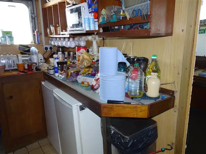 Tàu làm việc để bán
