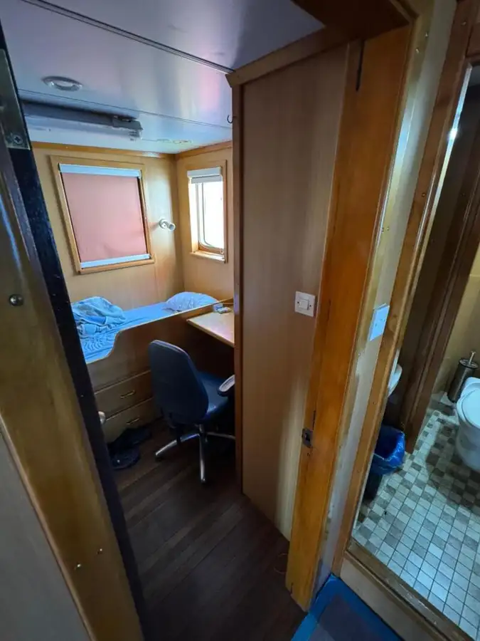 Tàu container để bán