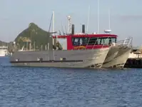 Tàu chở khách rao bán