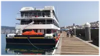 Tàu du lịch để bán