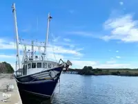 Tàu kéo lưới để bán