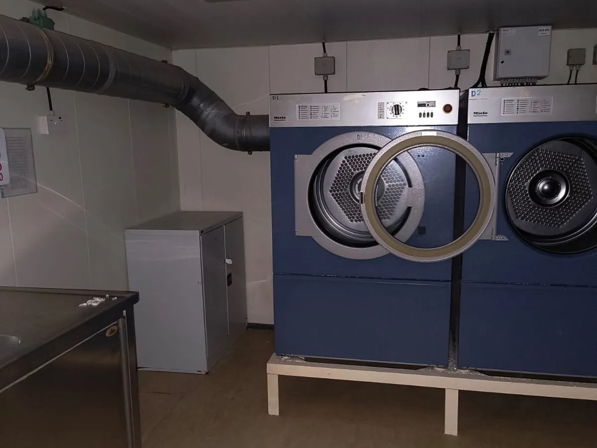 Sà lan chở người để bán