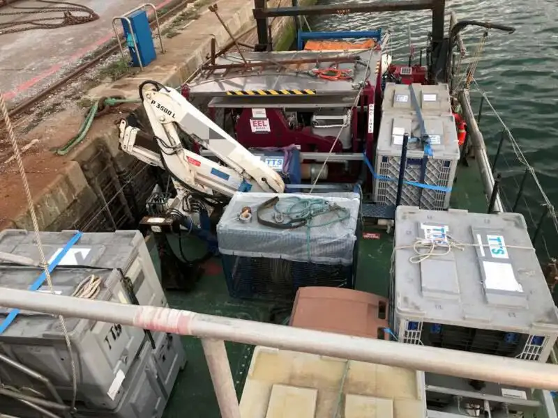 Tàu làm việc để bán