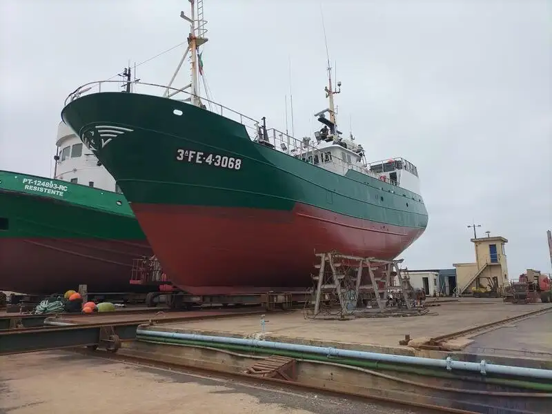 Tàu kéo lưới để bán