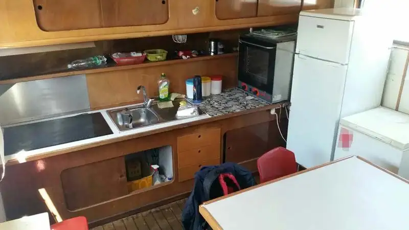Tàu chở thủy thủ đoàn để bán