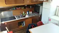 Tàu chở thủy thủ đoàn để bán