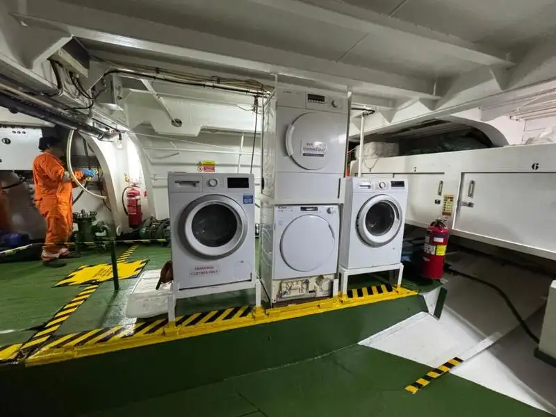 Tàu container để bán