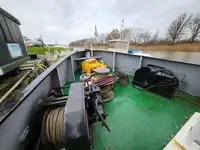 Tàu làm việc để bán