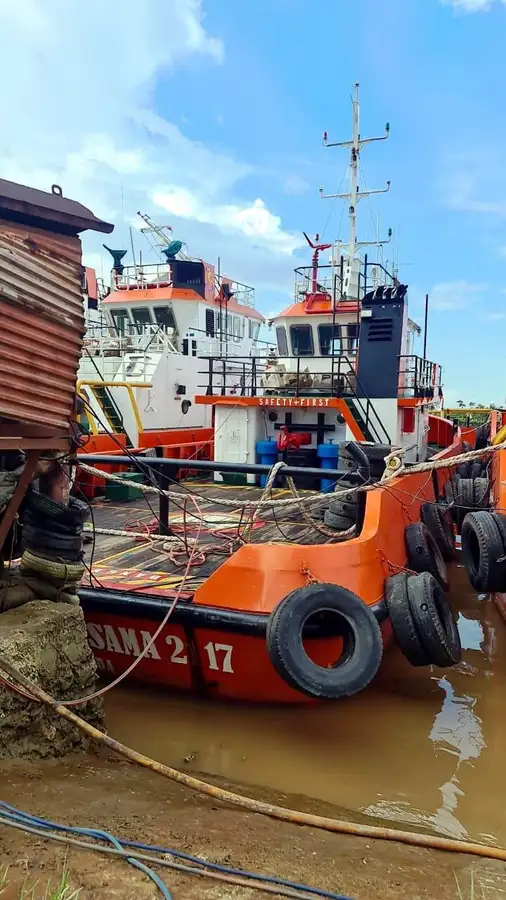 Tàu kéo để bán