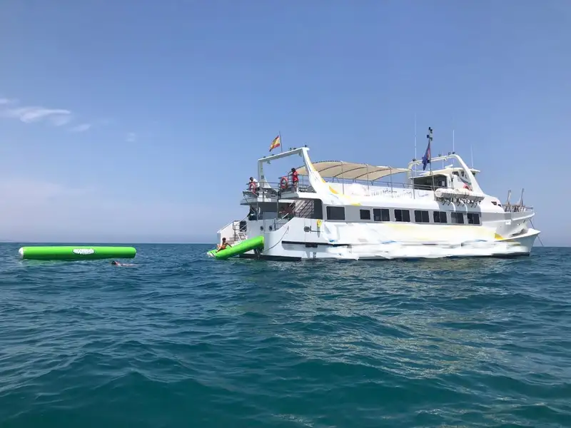 Tàu phà để bán