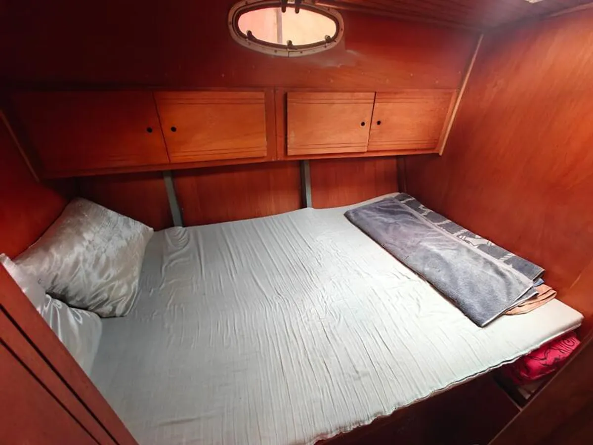 Tàu làm việc để bán
