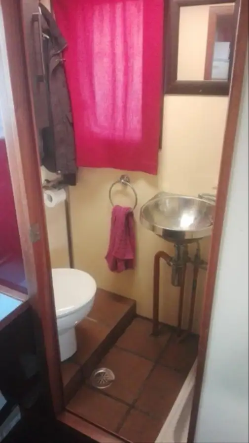 Tàu làm việc để bán