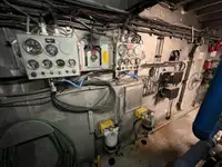 Tàu chở thủy thủ đoàn để bán