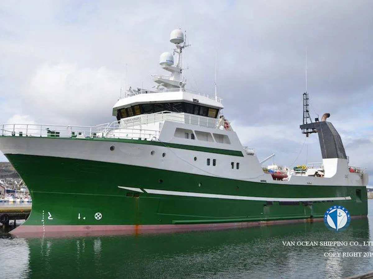 Tàu kéo lưới để bán