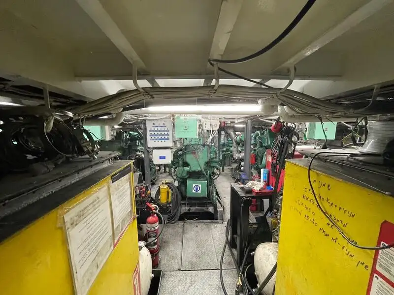 Tàu container để bán