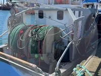 Tàu chở cá sống để bán