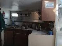 Tàu chở thủy thủ đoàn để bán