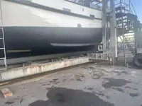 Tàu kéo lưới để bán