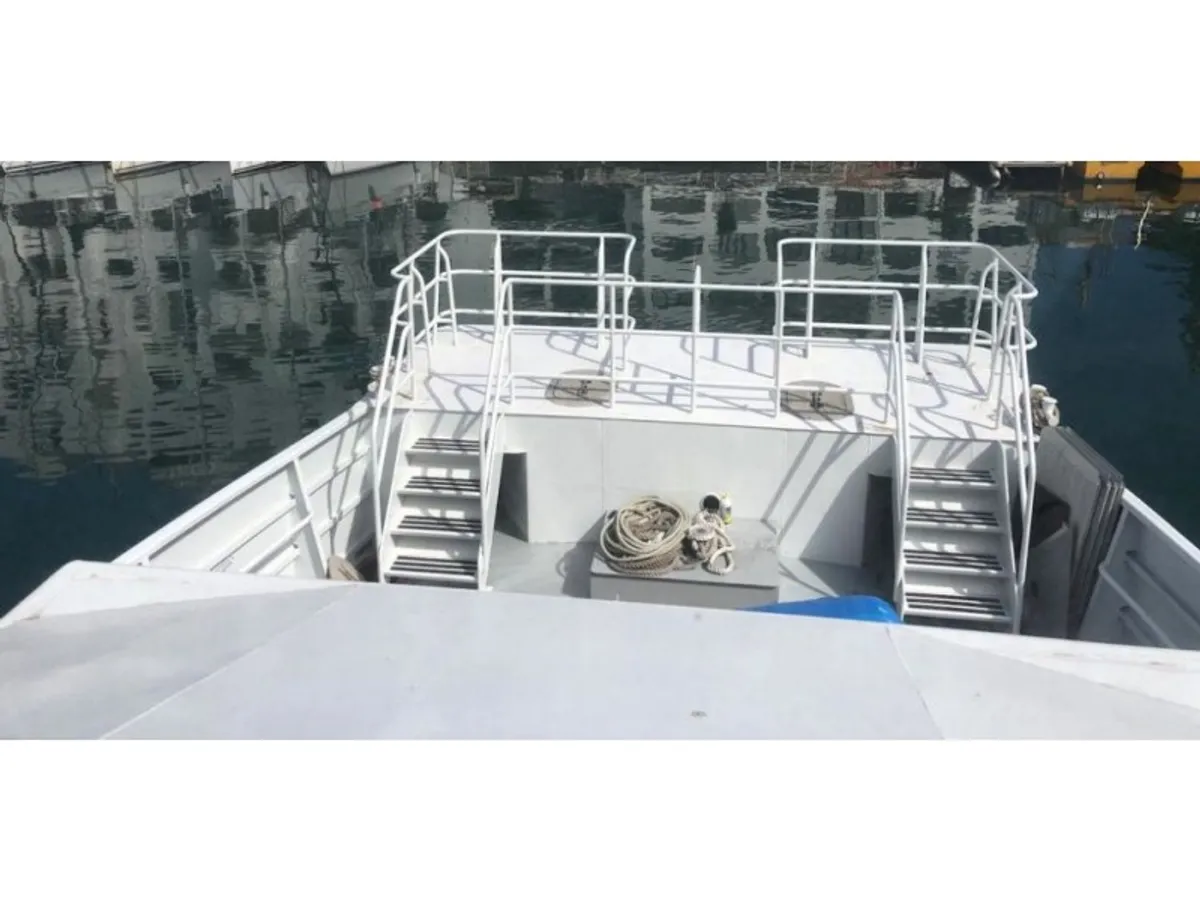 Tàu chở thủy thủ đoàn để bán