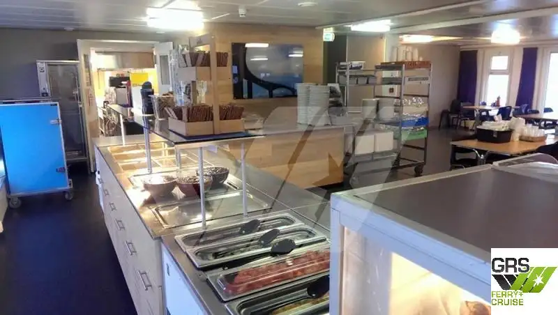 Sà lan chở người để bán