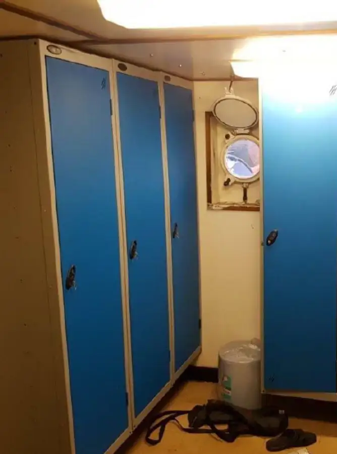 Tàu làm việc để bán