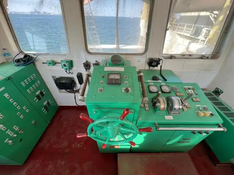 Tàu làm việc để bán