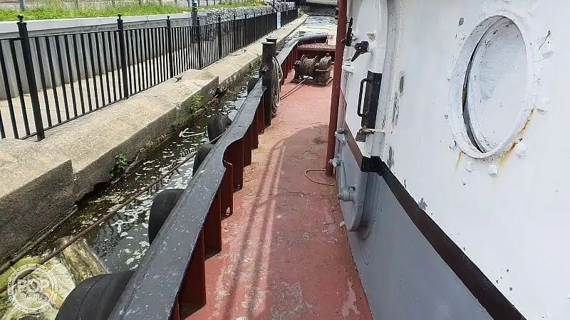 Tàu kéo để bán